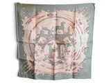 un foulard carré orné d'un motif représentant un cheval et un cercle
