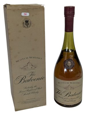 la bouteille de vin est posée à côté de la boîte de vin
