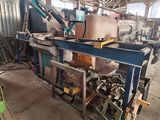une machine qui travaille sur une pièce de bois