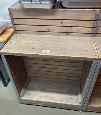 une étagère en bois sur laquelle sont posés des casseroles et des poêles