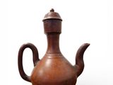 une théière marron avec une anse en bois sur fond blanc