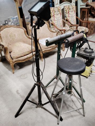Lot comprenant, lampe de chantier sur trépied, 2 rouleaux et 1 ta...
