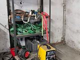 une image d'un garage avec beaucoup d'outils
