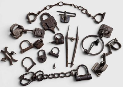 de nombreux types de cadenas et de chaînes disposés en cercle