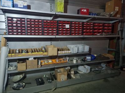 une étagère sur laquelle sont rangés de nombreux outils de toutes sortes