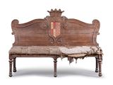 un banc en bois qui a été transformé en meuble