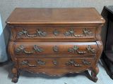 une commode en bois ornée de sculptures