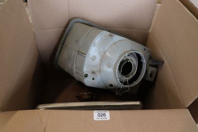 une boîte en carton contenant un objet métallique