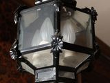 une lampe suspendue au plafond de la pièce