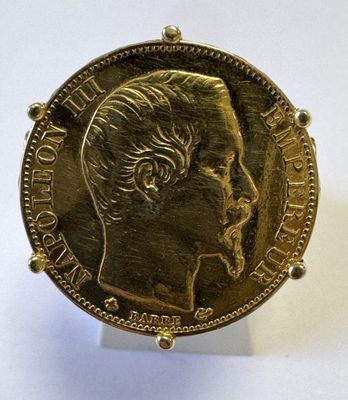 gros plan d'une pièce d'or sur laquelle figure le visage d'un homme