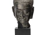 une image représentant une statue d'une personne portant un chapeau sur la tête
