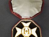 un gros plan d'une médaille dans un écrin posé sur une table