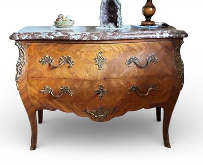 Commode sauteuse en placage de bois fruitier et filet de mar…