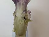 une table en verre sur laquelle se trouve un vase
