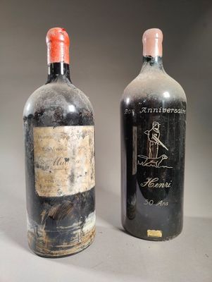 deux bouteilles de vin posées l'une à côté de l'autre sur une table
