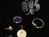 un gros plan sur un assortiment de bijoux posés sur une surface noire