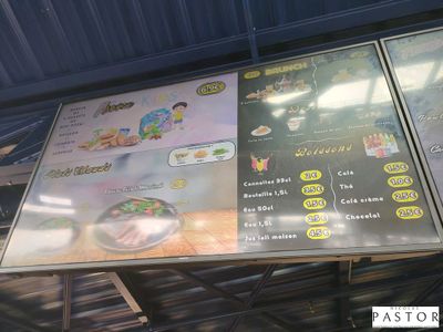 deux panneaux de menu sur le côté d'un immeuble