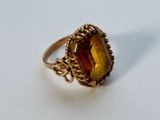 une photo d'une bague en or sertie d'une grosse citrine