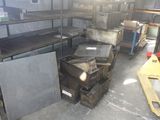 une grande pièce contenant de nombreux meubles de styles variés