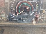 un gros plan sur le compteur de vitesse situé sur le tableau de bord d'une voiture