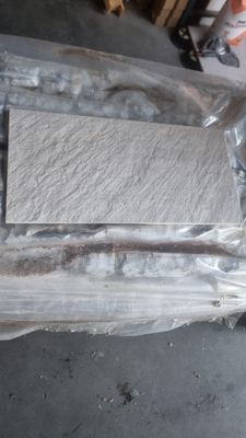 un morceau de bois emballé dans du plastique