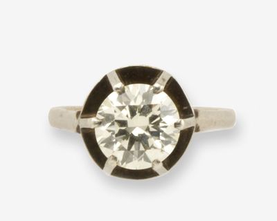 une vieille bague sertie d'un diamant taillé, en or blanc 18 carats