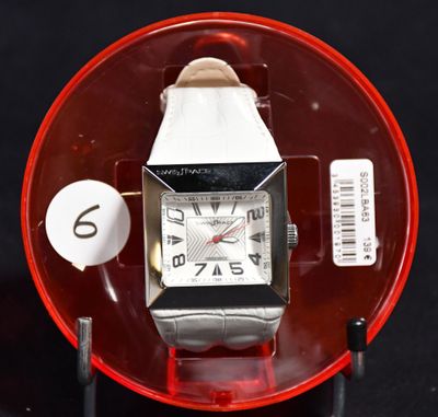 une montre posée sur une assiette rouge