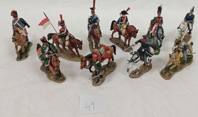 sept figurines représentant des hommes à cheval tenant des drapeaux