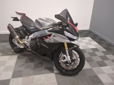 une moto garée sur un sol en damier