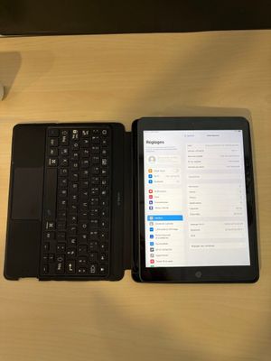 une tablette et un ordinateur portable posés l'un à côté de l'autre sur un bureau