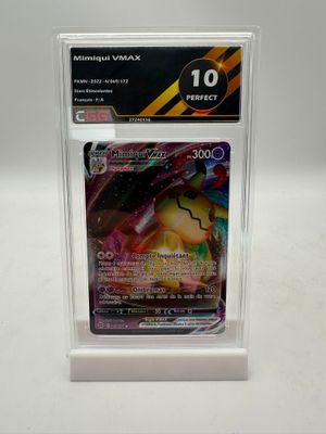 un gros plan d'une carte Pokémon dans une boîte transparente