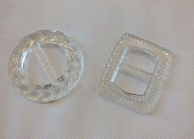 deux boucles en plastique transparent sur un fond blanc