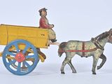 un cheval en jouet tirant une charrette sur laquelle se trouve un homme