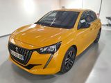 La voiture jaune est garée dans le garage d'un immeuble.