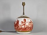 une photo d'une lampe de table ornée d'un motif rouge et blanc