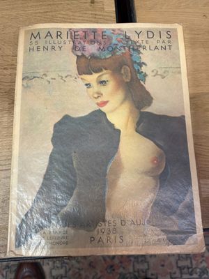 un livre posé sur une table, sur laquelle se trouve la photo d'une femme