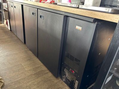 une photo d'une cuisine avec plusieurs réfrigérateurs