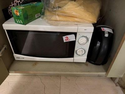 un micro-ondes posé sur un comptoir