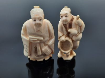 paire de figurines chinoises en ivoire sculpté représentant un homme et une femme