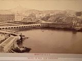 une vieille photo d'un pont enjambant un plan d'eau