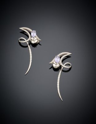 une paire de boucles d'oreilles à clip en diamant et or blanc
