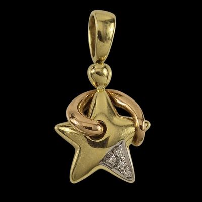 un pendentif en forme d'étoile en or et diamants sur fond noir