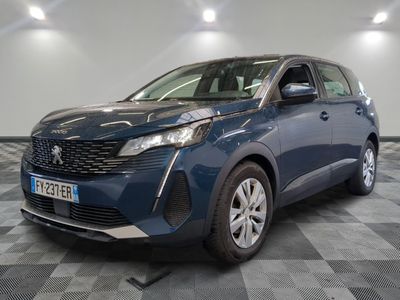 la voiture bleue est garée sur le sol en damier d'un garage