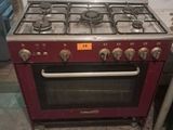 un four de cuisine rouge posé dans un coin de la cuisine