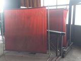 une pièce avec un paravent rouge et une chaise à l'intérieur