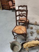 deux chaises en bois (accidents) , deux lustres hollandais, … (photo 2)
