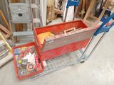 une boîte rouge contenant des outils, posée sur un chariot