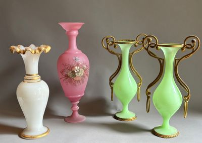 trois vases posés l'un à côté de l'autre sur une table