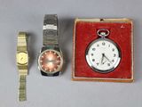 deux montres assises l'une à côté de l'autre sur une table