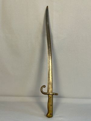 une épée dorée sur un fond blanc
